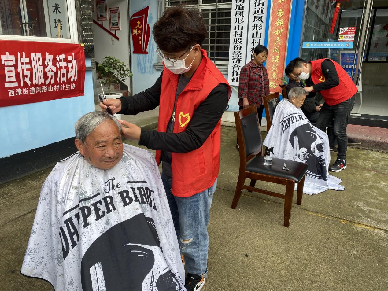 留守老人：送上门的爱心义剪.jpg
