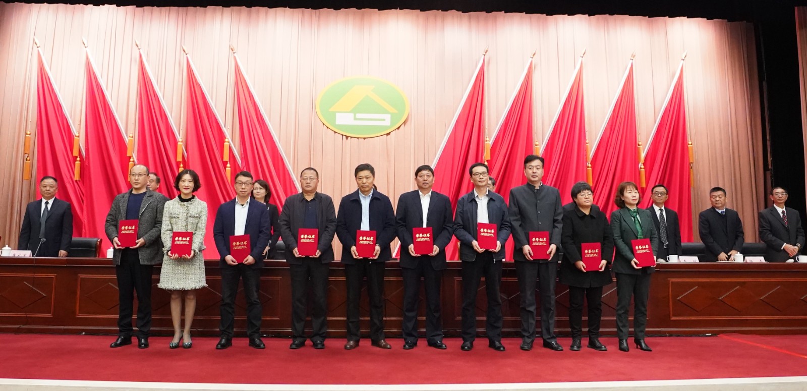 9.向先进单位和个人代表颁发荣誉证书.jpg