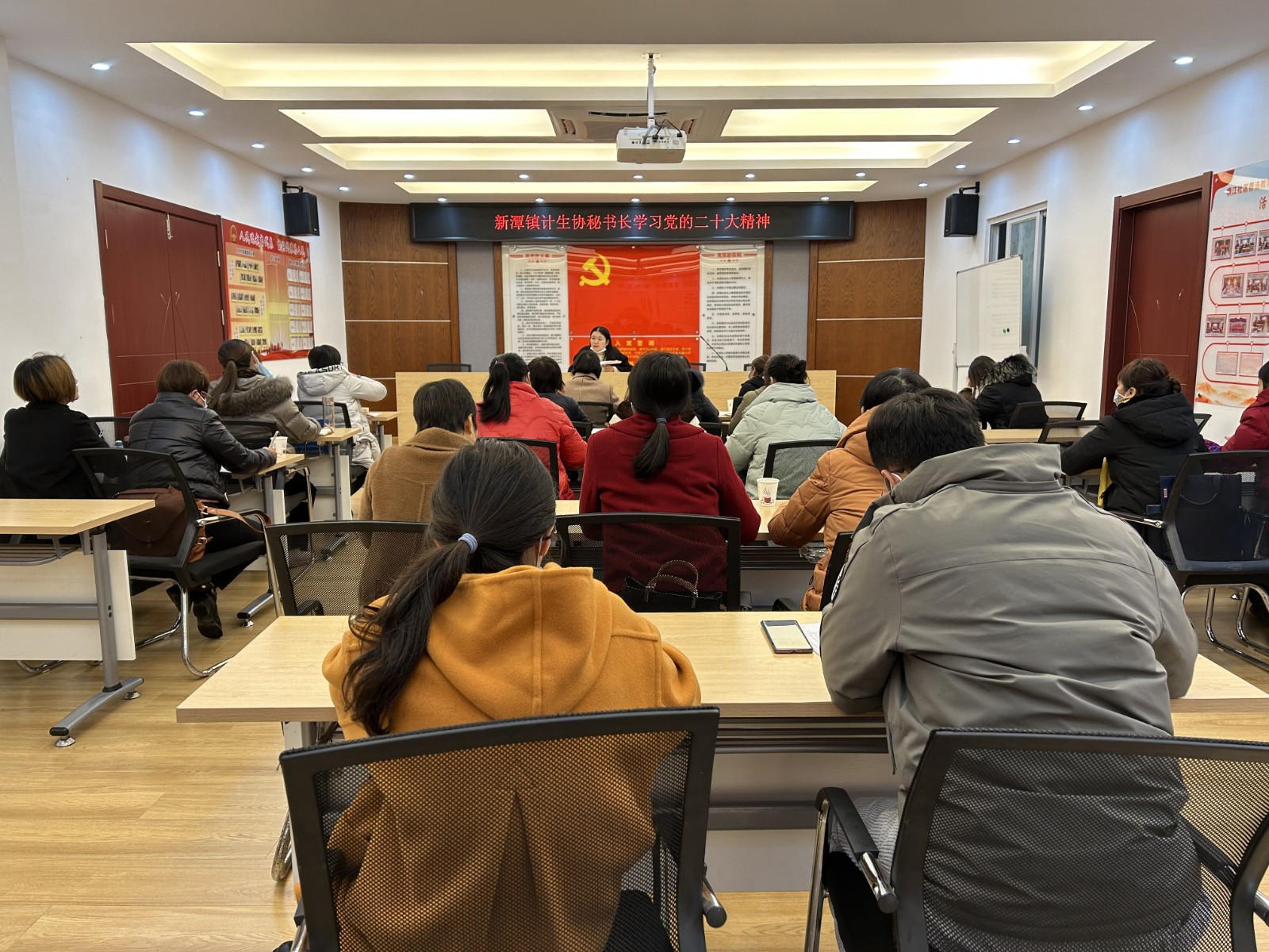 黄山市屯溪区新潭镇计生协组织学习党的二十大精神.jpg