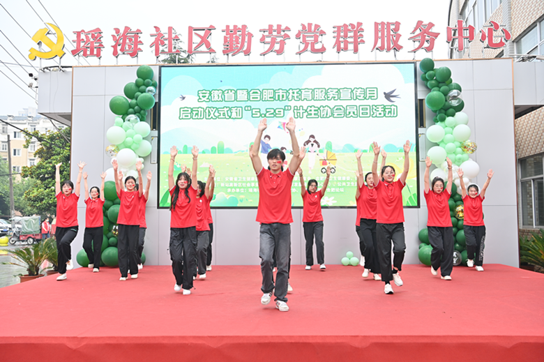 崔主任活动跳舞_副本.png