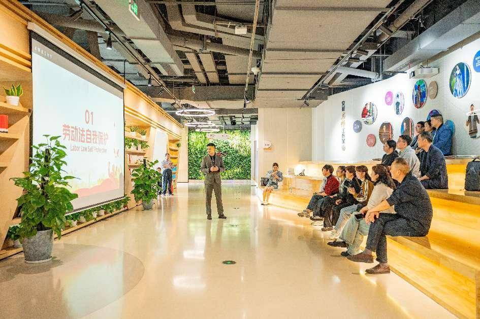 宁国市驻杭州流动人口计生协举办普法宣传知识讲座.png