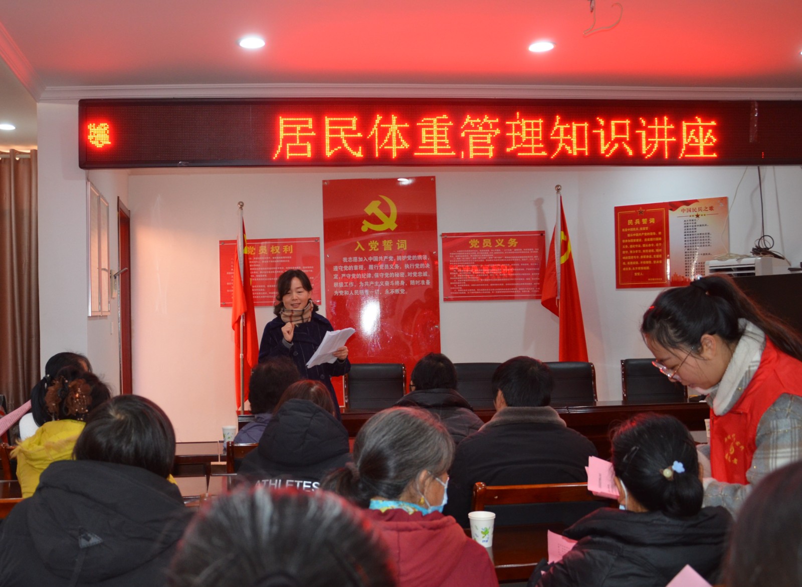 1月15日是2025年首个固定党日，枞阳县卫生健康委、县计生协结合“皖美过大年”活动，联合该县爱卫办、县妇联组织县妇计中心专业人员，深入枞阳镇光明社区，开展送春联、送健康进社区主题宣传服务活动。.jpg
