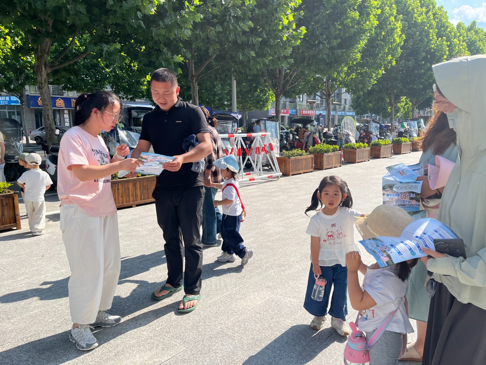 发放宣传材料1.jpg