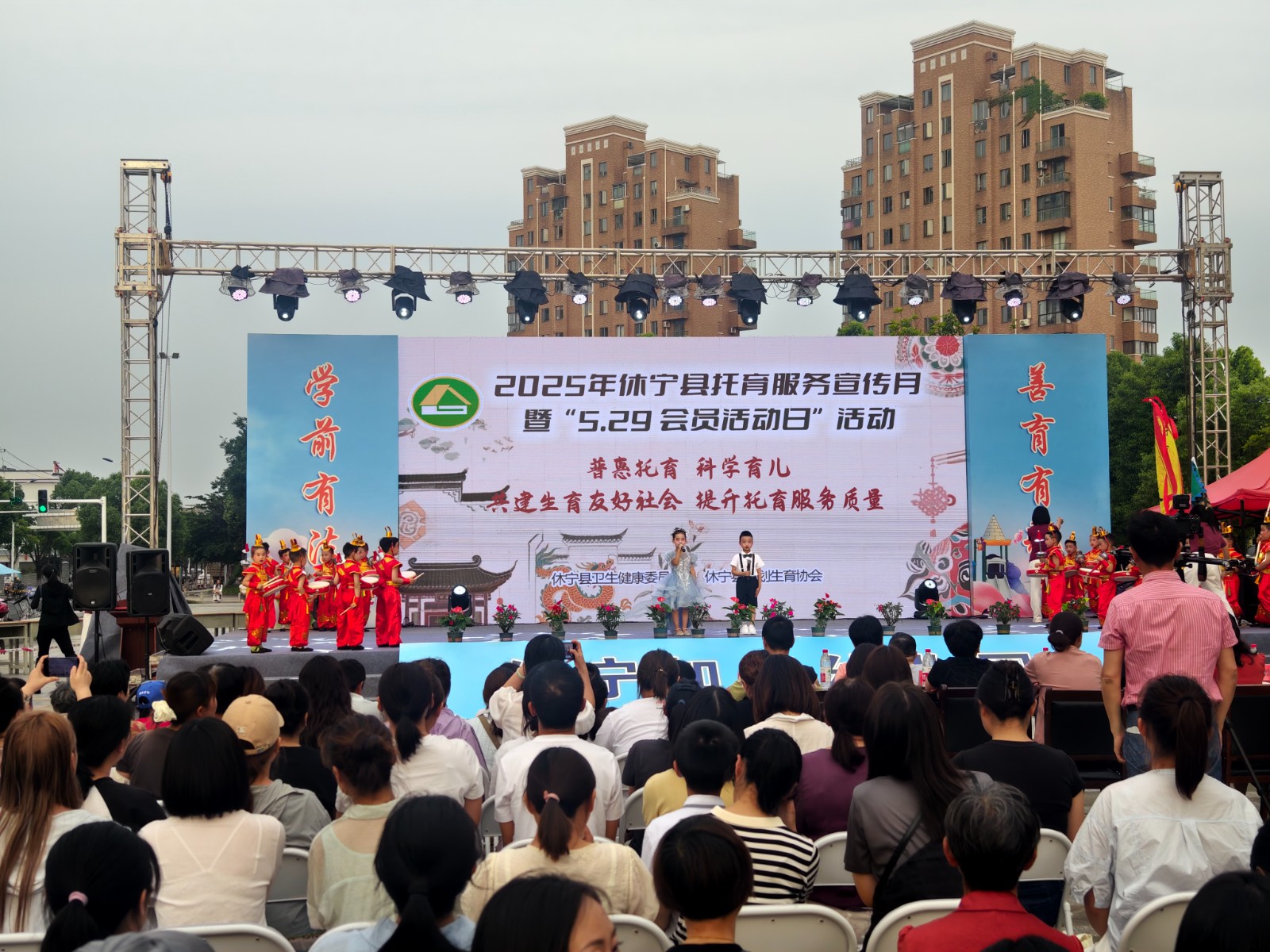 广场演出.jpg