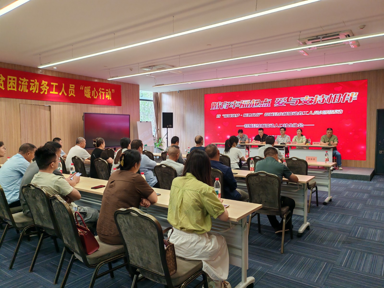 2.舒城分会秘书长王家鲁（主席台左一）向到会领导和老乡们致谢.jpg
