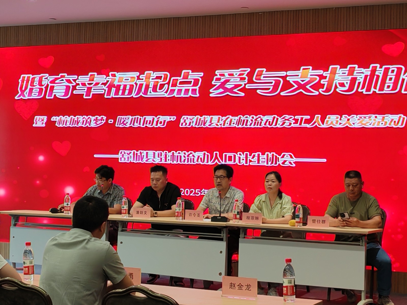 4.县卫健工委委员许令圣（主席台中间）到会指导并作优化生育政策服务主题宣讲.jpg