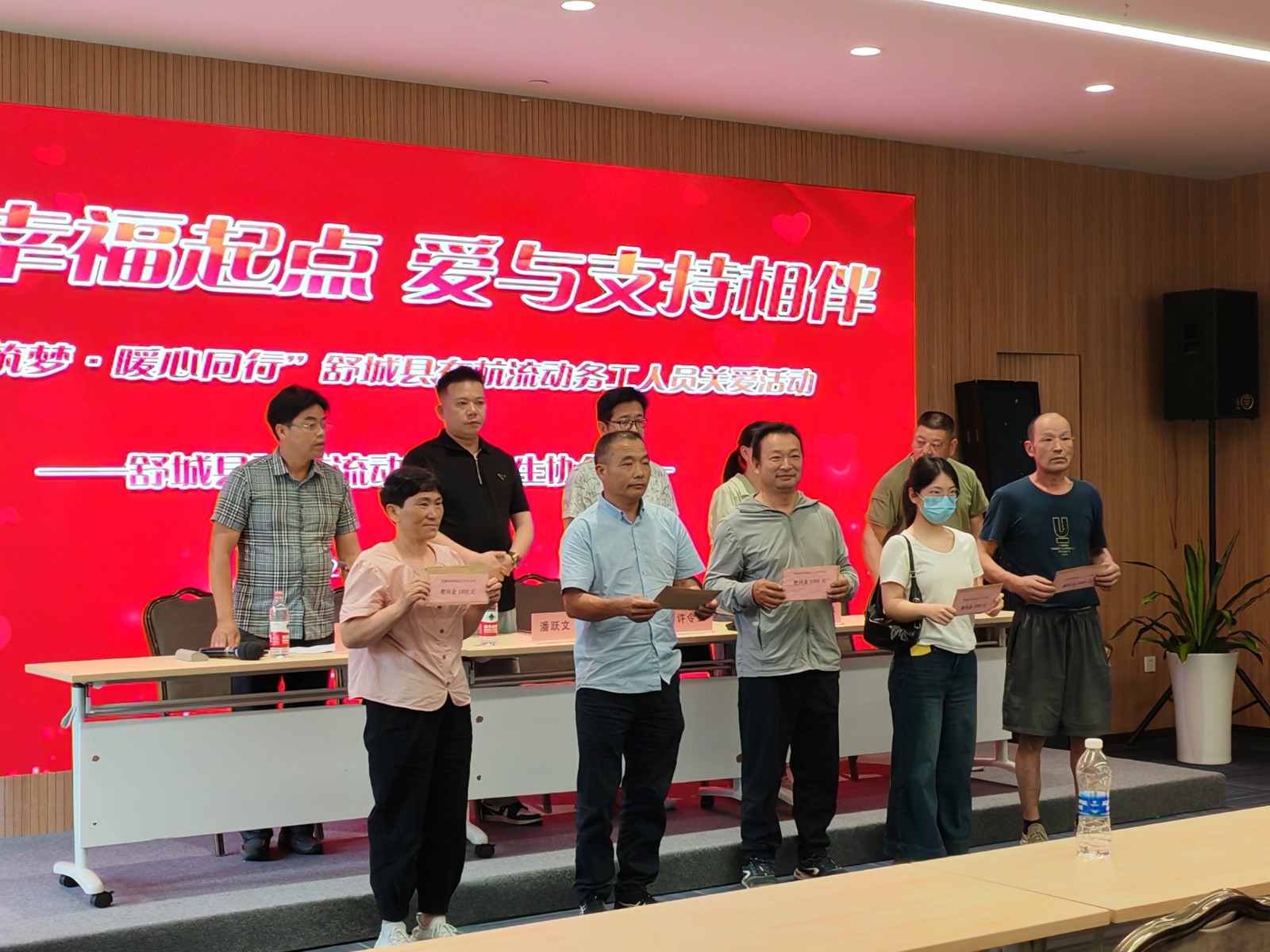 6.发放慰问金2.jpg