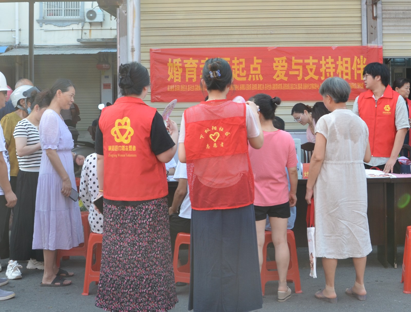 7月16日，枞阳县卫生健康委会同县妇联、县计生协、县爱卫办、县教育体育局、县民政局、县总工会、共青团枞阳县委、县新时代文明实践中心、枞阳镇人民政府联合在枞阳镇蒲州农贸大市场开展以“婚育幸福起点  爱与支持相伴”为主题的宣传服务活动。图为现场全景。.jpg